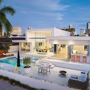 Capri Executive Waterfront - 5 Bedrooms - Heated Pool And , Gold Coast Australia